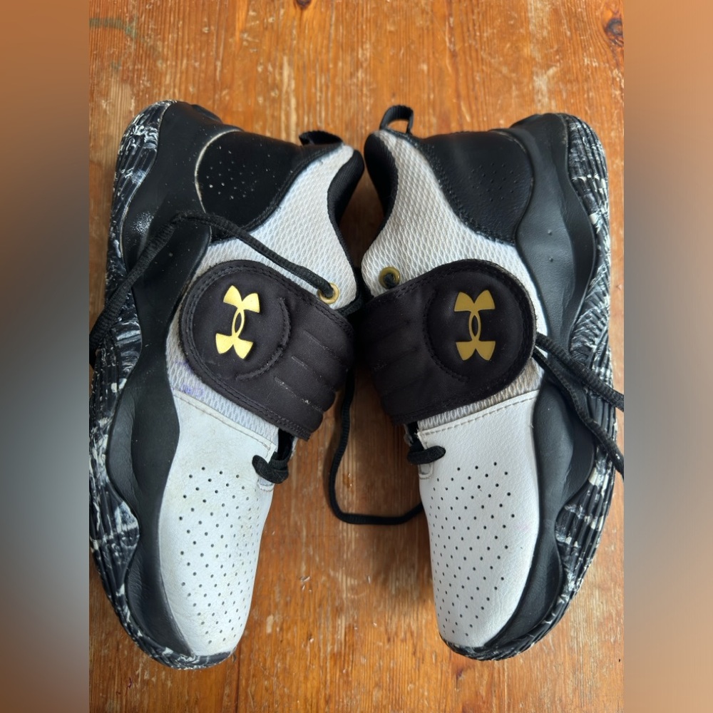 Under Armour Boys Basketball Sneaker Size 5.5